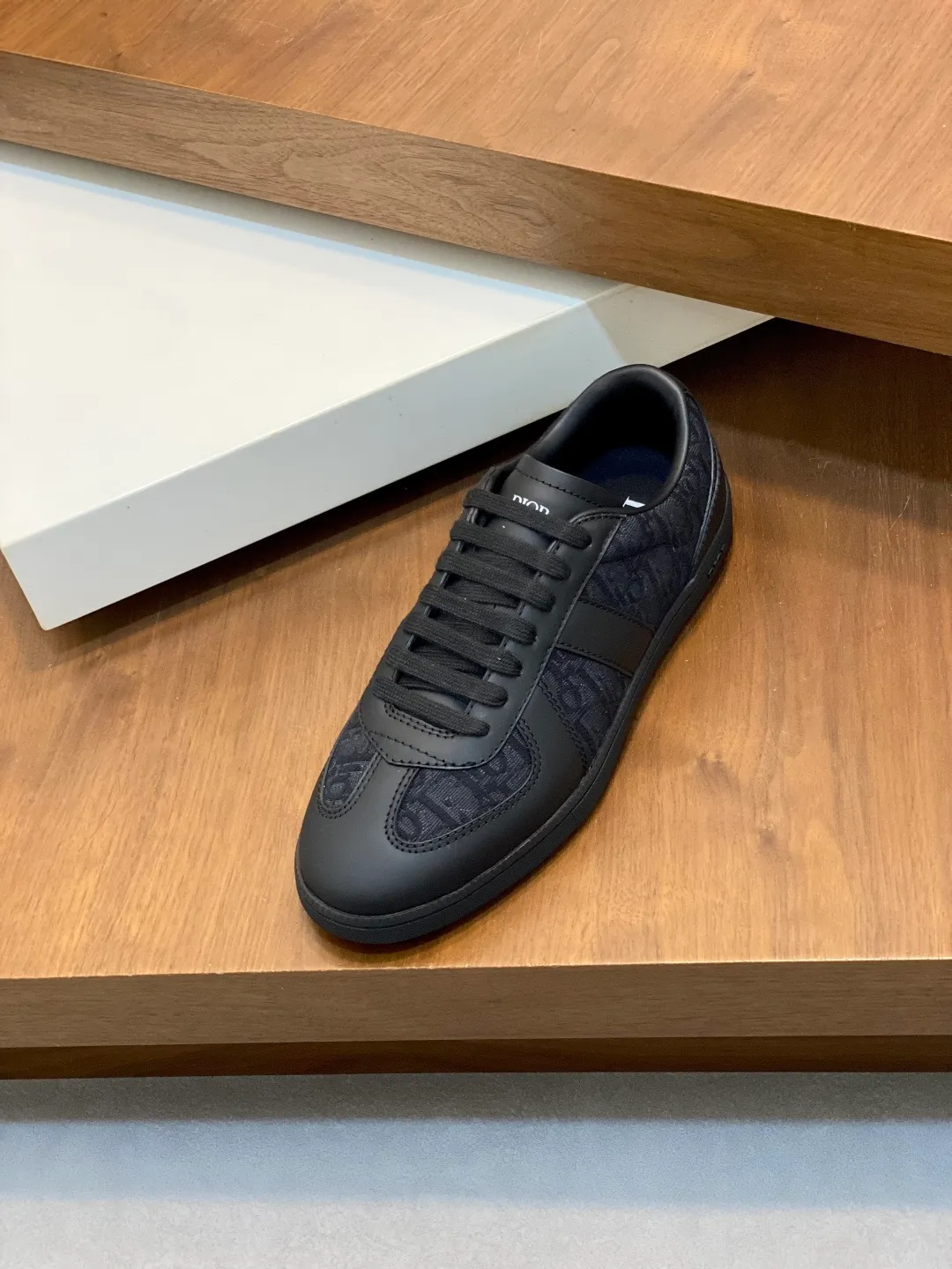 Men's Men's Shoes 💰400【New Style】🍿🍿𝐃𝐢𝐨* — Dior. Dior's new casual sneakers define your fashionable pace. They boldly use innovative technological fabrics to create a futuristic silhouette. The light and breathable mesh material, combined with the unique texture coating process, presents a refreshing visual effect, as if it is a fashion item from the future world. Whether paired with casual outfits or mixed with formal looks, the Dio* D-Sketch sneakers are effortless and add a touch of futuristic style to your overall look. From the streets to the catwalk, it is your indispensable fashion tool. The upper is made of high-tech mesh material, which is light and breathable and fits your feet like a second skin, keeping you dry and comfortable even in the hot summer. The delicate mesh structure gives the shoes a unique visual effect and displays a futuristic aesthetic. Code number: 39-44 (38, 45 customized)